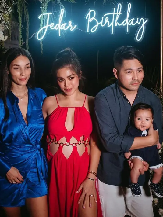 Pesona Jedar pun semakin memesona dalam balutan gaun merah menyala yang mencuri perhatian. (Instagram/inijedar).