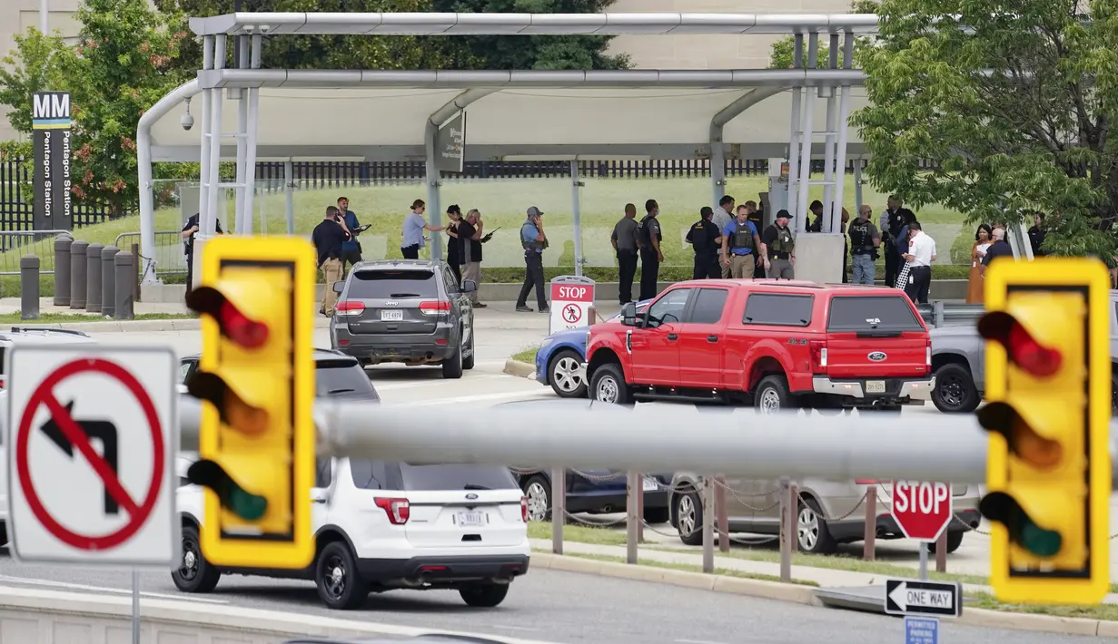 Kendaraan polisi terlihat di luar area Metro Pentagon, Pentagon, Washington, Amerika Serikat, Selasa (3/8/2021). Pasukan keamanan Pentagon via Twitter meminta masyarakat untuk menghindari area itu. (AP Photo/Andrew Harnik)