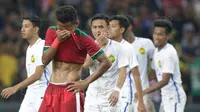 Pemain timnas indonesia, Osvaldo Haay, tampak lesu usai dikalahkan Malaysia pada laga semifinal Sea Games 2017 di Stadion Shah Alam, Selangor, Sabtu (26/8/2017). Malaysia menang 1-0 atas Indonesia. (Bola.com/Vitalis Yogi Trisna)