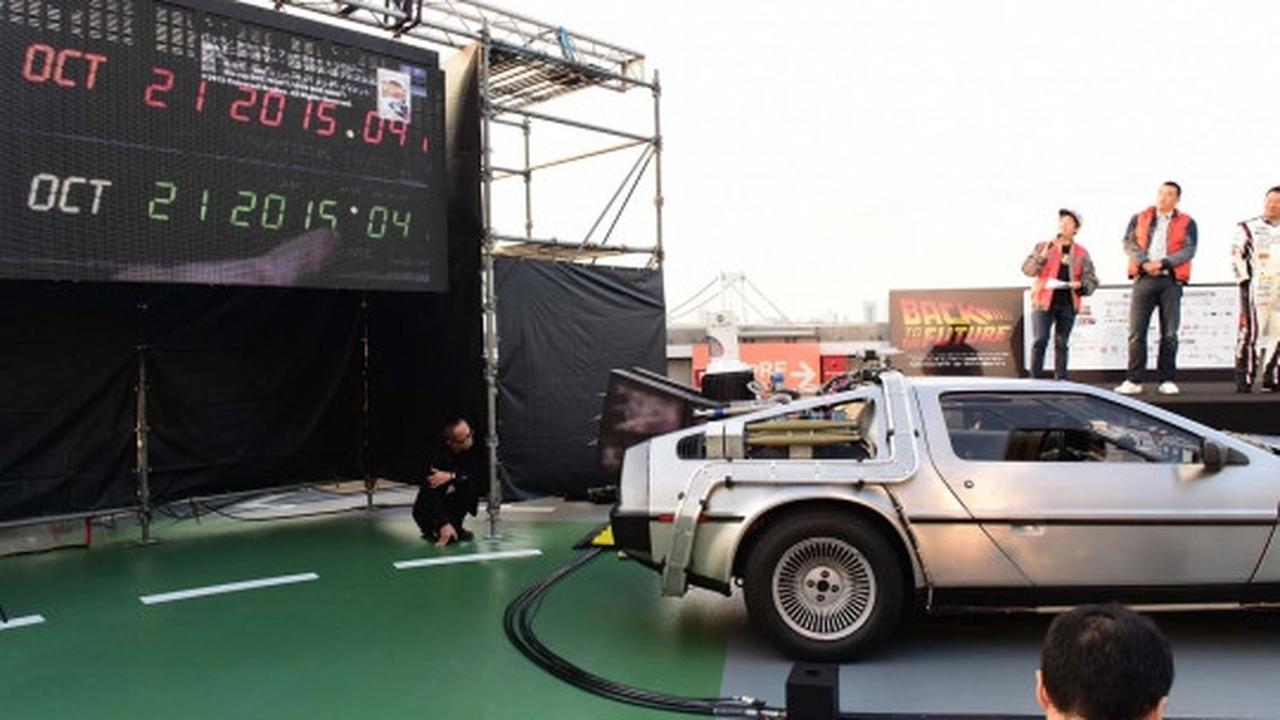 Keren, mobil berbahan baju bekas ala film Back to the Future