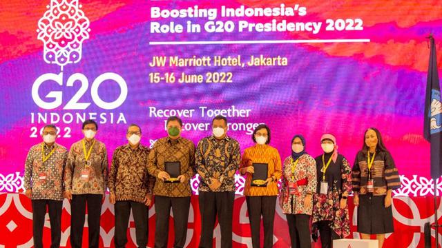 Menteri Koordinator Bidang Perekonomian Airlangga Hartarto yang hadir mewakili Presiden Joko Widodo menyambut baik upaya universitas dan think tank yang diselenggarakan melalui Engagement Group Think 20 (T20) dan Science 20 (S20).  (Dok ekon.go.id)