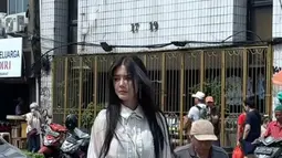 Mengenakan gaun dengan rok pendek bernuansa putih, pemain film  Arab Maklum ini tampil bak wanita Tiongkok saat berfoto di Petak Enam China Town, kawasan Glodok, Jakarta. (Liputan6.com/IG/@nitagunawan09)
