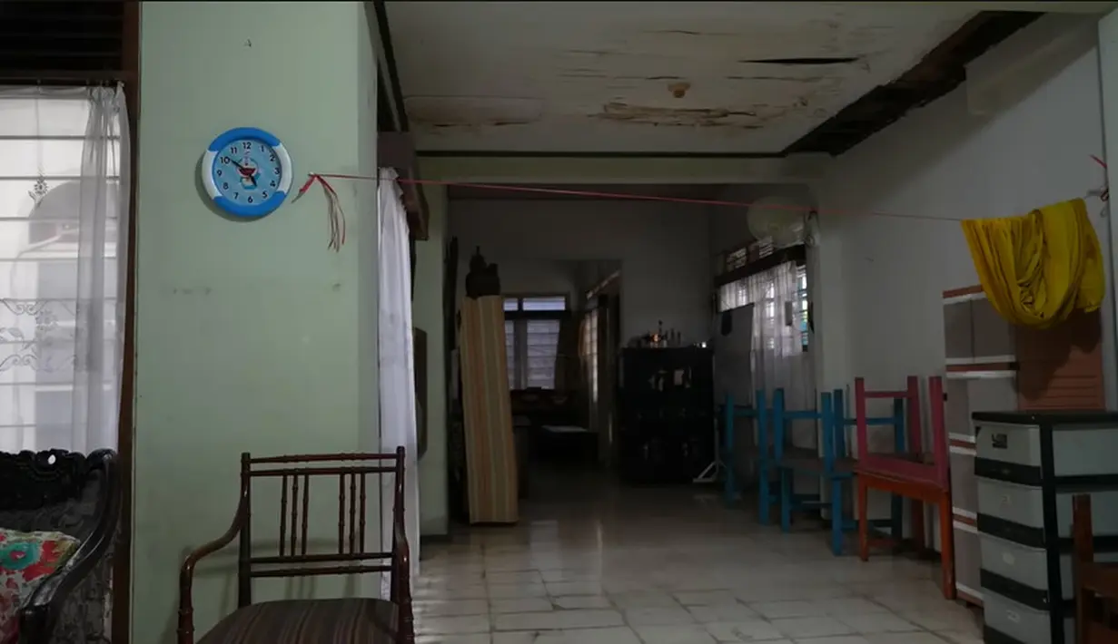 Masuk ke dalam, ruangan tampak luas tidak banyak sekat. Rumah yang sekarang ditempati tantenya itu tidak hanya sebagai tempat tinggal, tapi juga sebagai PAUD untuk anak-anak dari keluarga yang kurang mampu.  [Youtube/Sara Wijayanto]
