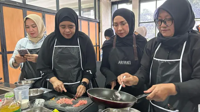 Melly Goeslaw Memasak