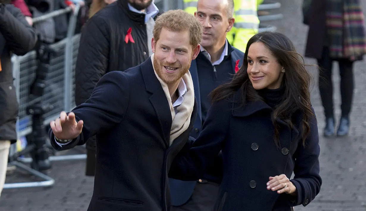 Lihat deh cara Meghan Markle memandang Pangeran Harry. (Rex/Shutterstock/HollywoodLife)