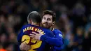 Pemain Barcelona, Lionel Messi berselebrasi setelah mencetak go ke gawang  Espanyol pada laga leg kedua perempat final Copa del Rey di Camp Nou, Kamis (25/1). Tiket semifinal berhasil diraih Barcelona usai mengalahkan Espanyol 2-0. (AP/Manu Fernandez)