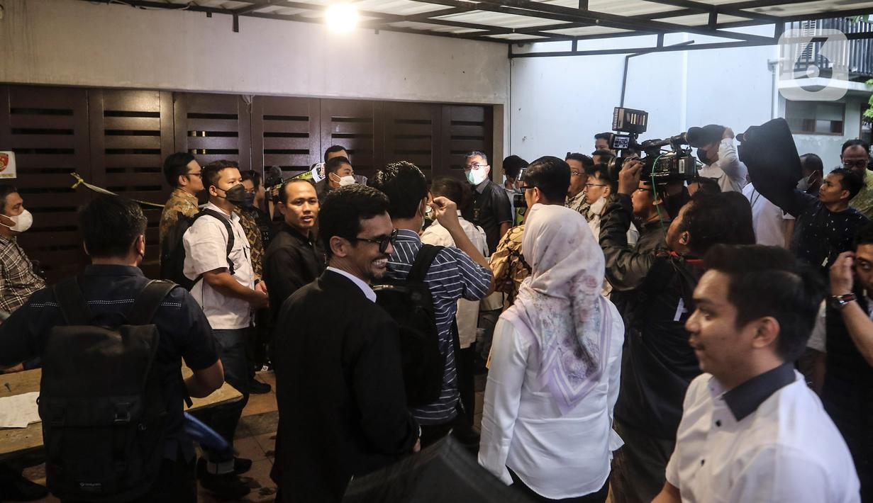 Awak media meliput saat perwakilan Pengadilan Negeri Jakarta Selatan dan Jaksa Penuntut Umum meninjau Tempat Kejadian Perkara (TKP) kasus dugaan pembunuhan berencana Brigadir Nofriansyah Yosua Hutabarat alias Brigadir J di Kompleks Perumahan Polri Duren Tiga, Rabu (4/1/2023). Kapolsek Pancoran Kompol Panji Ali Candra menerangkan, sebanyak 130 personel disiagakan di lokasi. (Liputan6.com/Johan Tallo)