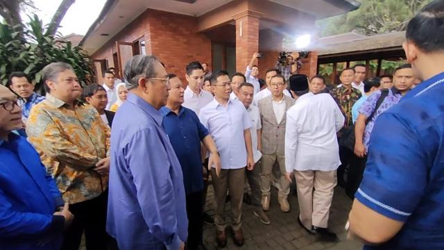 Ketua Majelis Tinggi Partai Demokrat Susilo Bambang Yudhoyono (SBY) tiba kediaman Ketua Umum Partai Gerindra Prabowo Subianto di Hambalang, Bogor, Minggu sore (17/9/2023). (Istimewa)
