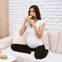 Ibu hamil kecanduan junk food./Copyright shutterstock.com