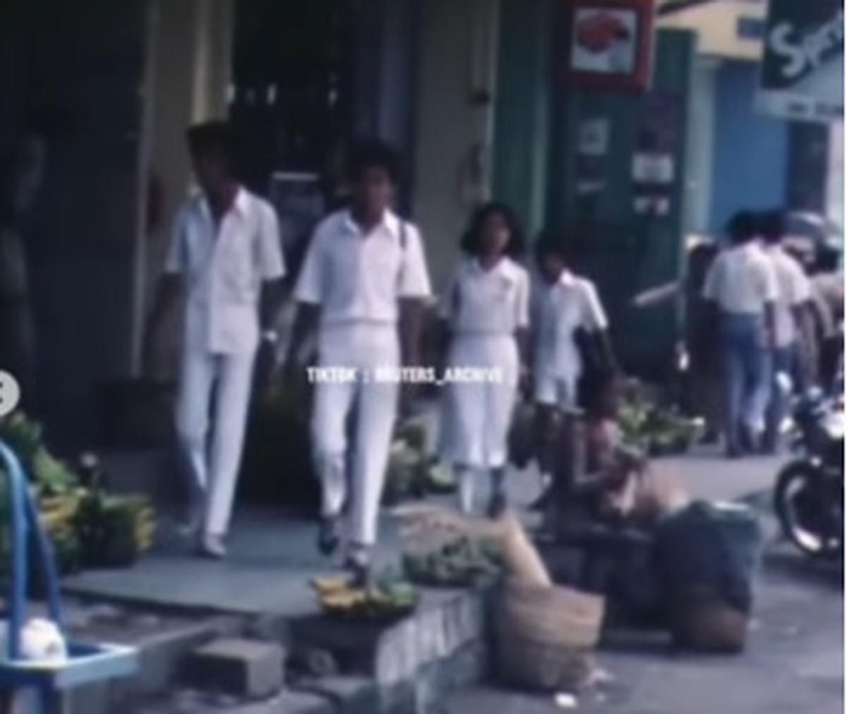Nostalgia Bubaran Anak Sekolah Tahun 1980-an