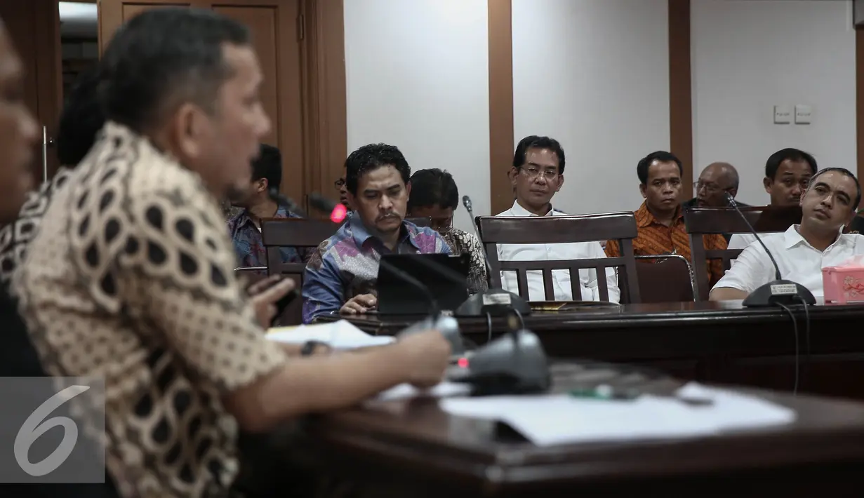 Bupati Tangerang, Ahmed Zaki Iskandar (kanan) menghadiri panggilan Ombudsman Republik Indonesia (ORI) di Jakarta, Jumat (20/5). Pemanggilan tersebut terkait dengan upaya penggusuran paksa Kampung Nelayan Dadap, Banten. (Liputan6.com/Faizal Fanani)