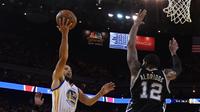 Pemain Warriors, Stephen Curry (30) berusaha memasukan bola dari kawalan LaMarcus Aldridge (12) saat bertanding pada gim pertama final Wilayah Barat playoffs NBA 2017 di Oakland, California (14/5). (Thearon W. Henderson/Getty Images/AFP)