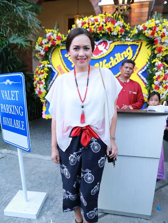 Tak lupa, Ira Wibowo pun mendoakan kedua mempelai yang tengah berbahagia. Dari mulutnya, ia mendoakan pasangan yang sama-sama memiliki hobi traveling itu bisa selalu berbahagia. (Adrian Putra/Bintang.com)