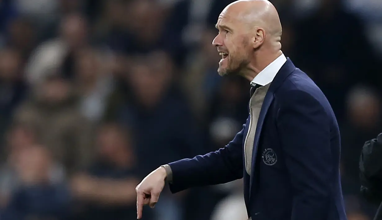 Pelatih Ajax Amsterdam Erik Ten Hag saat leg pertama semifinal Liga Champions kontra Tottenham Hotspur di London pada 30 April 2019. Erik ten Hag dilaporkan telah setuju menandatangani kontrak empat tahun setelah menjadi manajer Manchester United atau MU berikutnya. (Ian KINGTON/IKIMAGES/AFP)