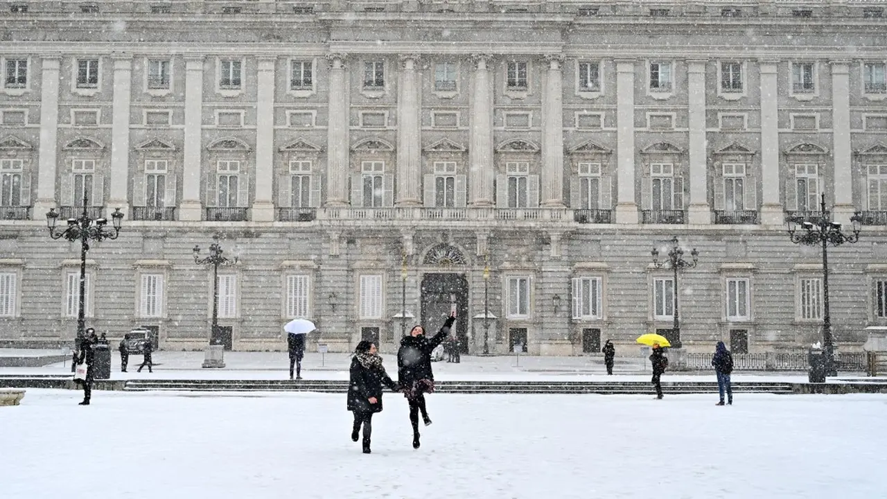 FOTO: Salju Tebal Selimuti Kota Madrid