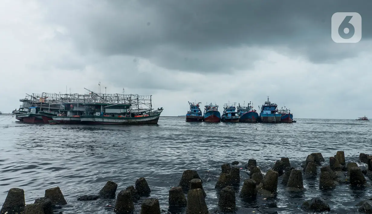 Sejumlah kapal bersandar di pesisir laut Jakarta, Kamis (9/1/2020). Kawasan yang rawan diterjang banjir rob selama cuaca ekstrim melanda Jakarta pada 9 hingga 12 Januari 2020 adalah Muara Angke, Kalibaru, Muara Baru, Cilincing, Marunda dan Pademangan Ancol. (merdeka.com/Imam Buhori)
