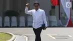 Ketua DPRD Jawa Timur fraksi PKB Abdul Halim Iskandar mengacungkan jempol saat tiba di Istana Kepresidenan, Jakarta, Selasa (22/10/2019). Kakak dari Ketum PKB Muhaimin Iskandar itu tampil berkemeja putih seperti calon-calon menteri yang dipanggil Presiden Joko Widodo. (Liputan6.com/Angga Yuniar)