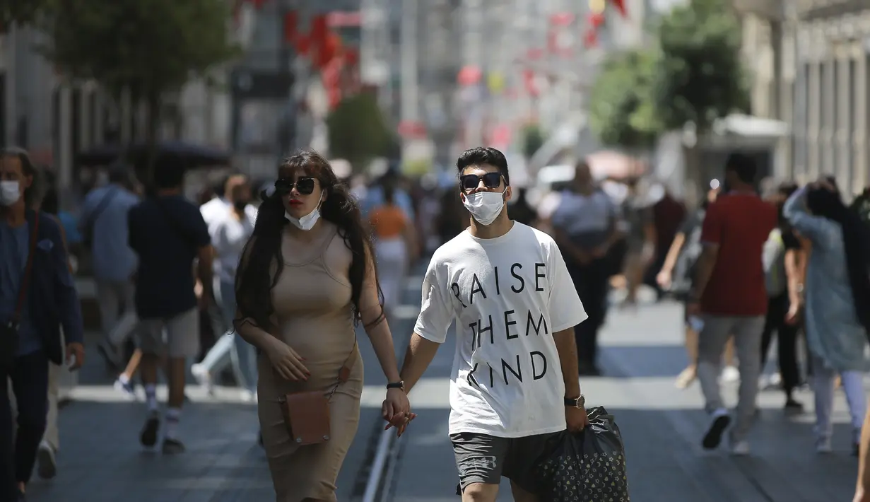Orang-orang berjalan di sepanjang Jalan Istiklal, jalan perbelanjaan utama di Istanbul, Selasa (27/7/2021). Turki telah mencatat lebih dari 15.000 kasus virus corona baru, karena jumlah infeksi yang terus meningkat. (AP Photo/Mucahid Yapici)