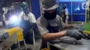 Pekerja memproduksi produk di PT Rahmat Perdana Adhimetal di Cikarang, Jabar, Senin (11/1/2019). Dukungan Astra Ventura untuk Industri Kecil Menengah (IKM) diharapkan dapat bersaing secara kompetitif di tengah disrupsi teknologi dan menjadi connecting dari para stakeholder. (Liputan6.com/HO/Eko)