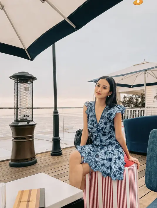 Noi Aswari kerap hadirkan pesona yang elegan. Kali ini ia tampil begitu manis dan memukau dalam balutan dress bermotif bunga yang dikenakannya. Aksen laser cut berhasil optimalkan gayanya.  [Foto: instagram/ Noi Aswari]