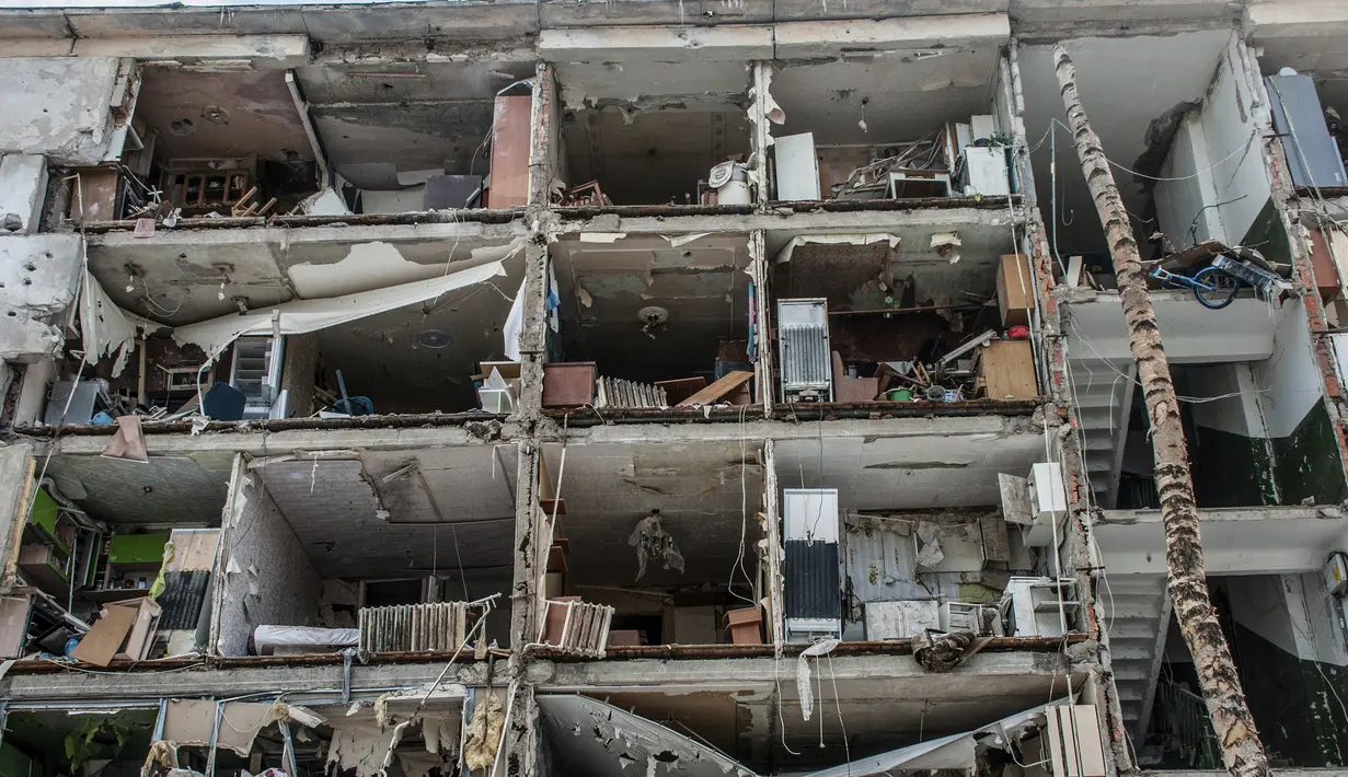 Pemandangan apartemen yang hancur akibat penembakan, di Kharkiv, Ukraina, Minggu, 13 Maret 2022. Rusia melancarkan invasi berskala besar ke Ukraina, salah satu negara tetangganya di sebelah barat daya. (AP Photo/Andrew Marienko)