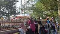 Emak-Emak di Lampung Rela Panjat Tembok Demi Lihat Jokowi