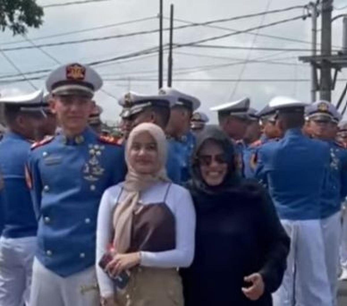 Dilansir YouTube Gema Budaya, Enzo terlihat di acara Kirab Pamitan Taruna Akmil di Magelang. Kemunculannya itu langsung mengundang perhatian yang mengenalinya. Enzo dihampiri dua wanita yang kemudian foto bersama dirinya.