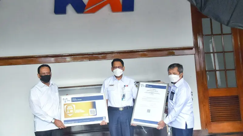PT Kereta Api Indonesia (Persero) mendapatkan SafeGuard Label dari Surveyor Indonesia dan Bureau Veritas