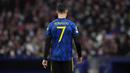Hingga akhir laga, empat catatan hattricknya ke gawang Atletico Madrid tak berbekas. Cristiano Ronaldo pun meninggalkan lapangan dengan rasa frustrasi di hati. (AP/Manu Fernandez)