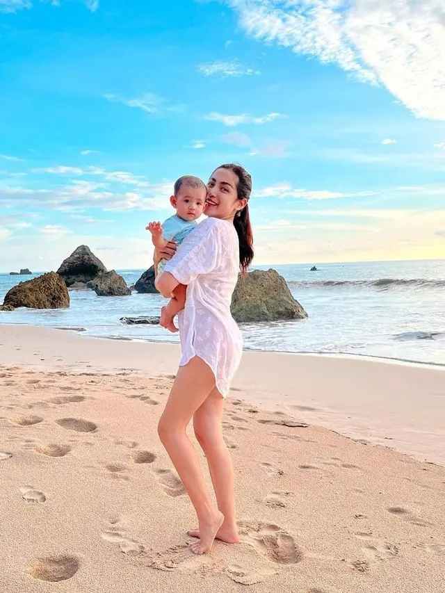 Jessica Iskandar saat di Pantai, Cantik dan Menawan