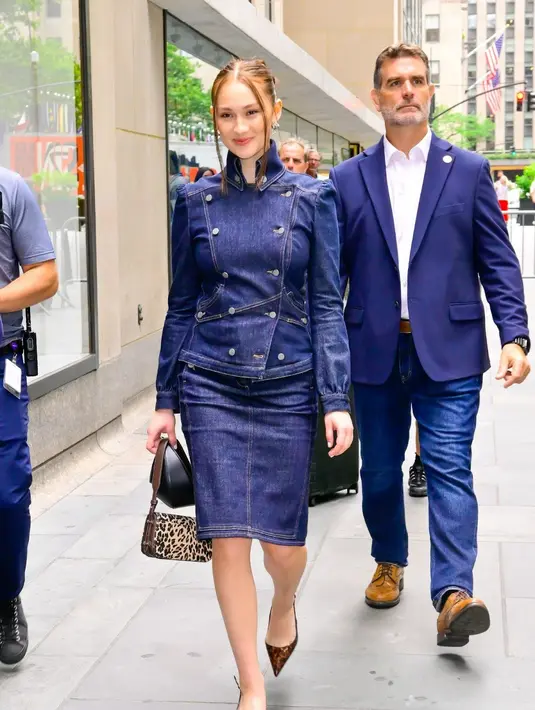 Masih dalam nuansa denim, Lola menambahkan twist menarik melalui Liv Shoulder Bag bermotif Leopard Multi. Tas ini sukses menjadi statement piece yang membuat gaya sederhana terasa lebih hidup dan penuh karakter.