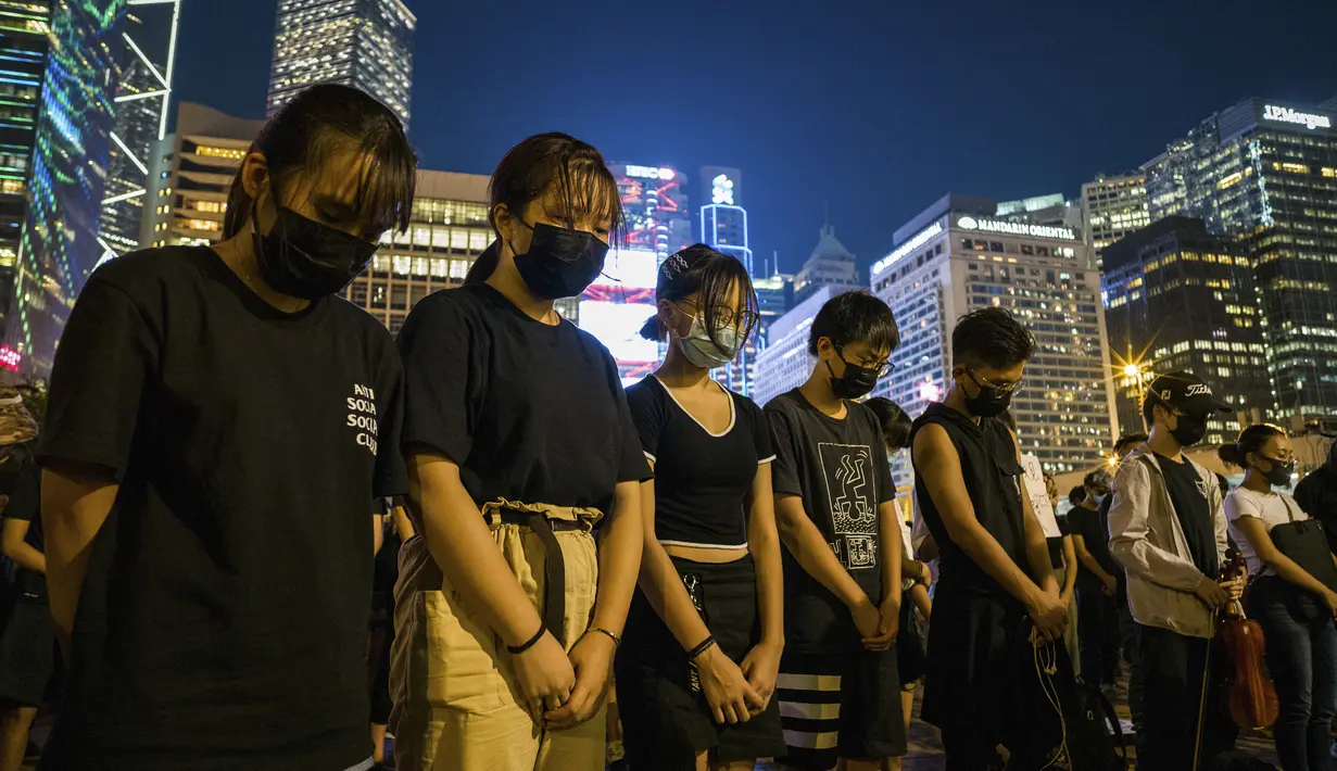 Sejumlah mahasiswa saat menghadiri rapat umum di Edinburgh Place di Hong Kong (22/8/2019). Pemimpin mahasiswa Hong Kong memboikot perkuliahan selama dua minggu. (AFP Photo/Anthony Wallace)