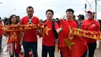 Suporter Timnas Vietnam membentangkan syal jelang memasuki Stadion Pakansari, Bogor, Sabtu (3/12). Timnas Vietnam akan melakoni laga tandang semifinal pertama Piala AFF 2016 melawan Indonesia. (Liputan6.com/Helmi Fithriansyah)