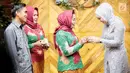 Ibunda  anggota DPRD Sidrap, Idham Masse memasangkan cincin ke jari aktris Shinta Bachir pada prosesi lamaran di Jakarta, Sabtu (8/9). Shinta Bachir resmi dilamar oleh Idham yang juga merupakan politikus Partai Golkar tersebut (Liputan6.com/Faizal Fanani)