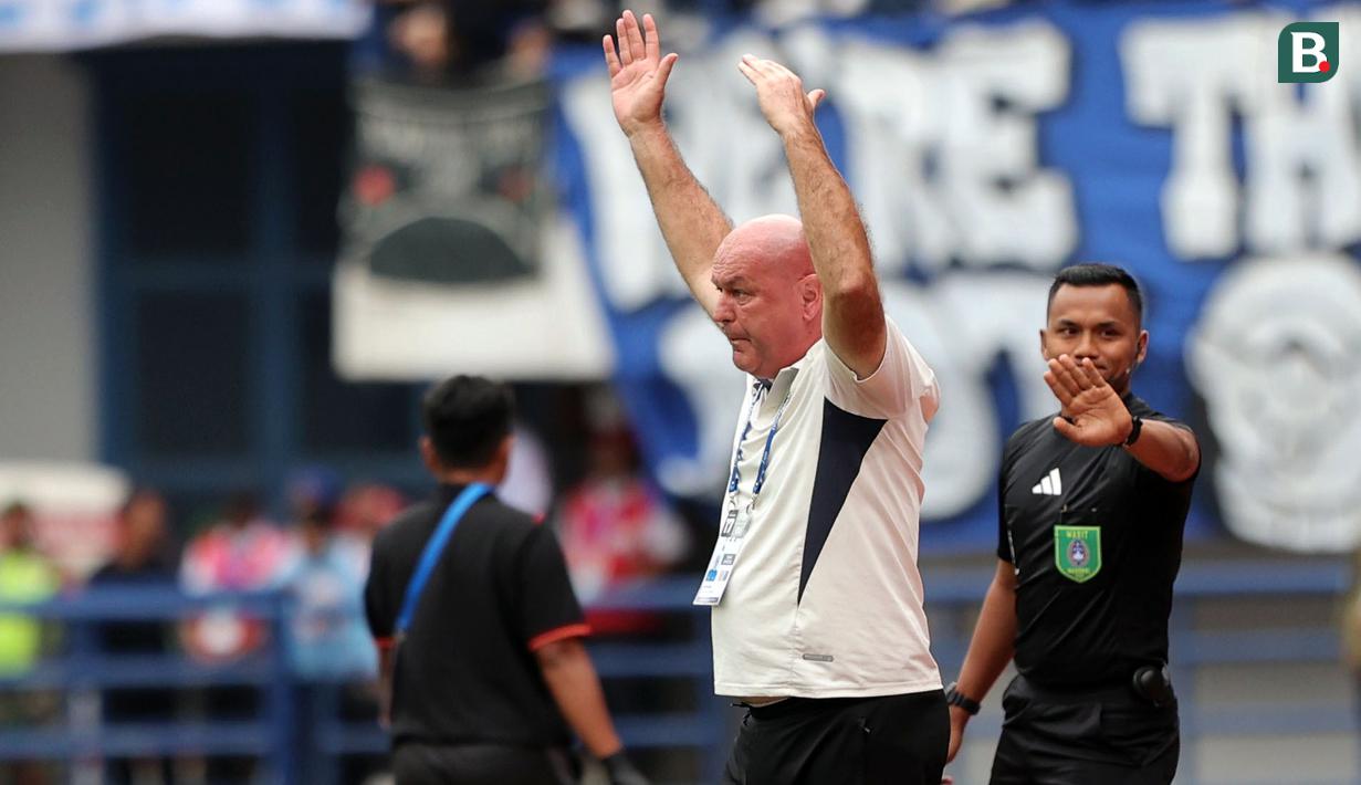 Pelatih Persib Bandung, Bojan Hodak melakukan protes terhadap keputusan wasit dalam laga lanjutan BRI Super League 2025/2026 melawan Persija Jakarta di Stadion Gelora Bandung Lautan Api, Bandung, Minggu (11/01/2026). (Bola.com/Abdul Aziz)