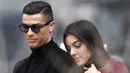 Cristiano Ronaldo bersama kekasihnya, Georgina Rodriguez, meninggalkan kantor pengadilan usai menghadiri sidang penggelapan pajak di Madrid, Spanyol (22/2/2019). (AFP/Oscar Del Pozo)