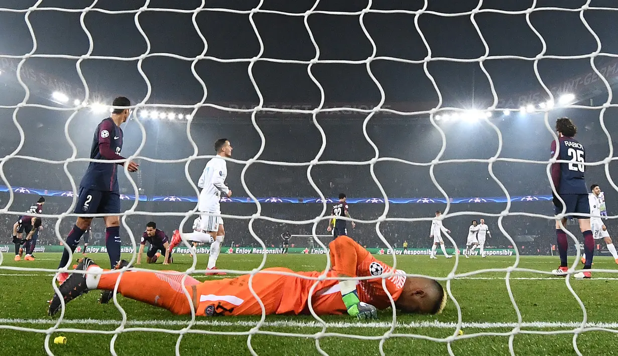 Kiper PSG, Alphonse Areola, tertunduk usai dibobol gelandang Real Madrid, Casemiro, pada laga Liga Champions di Stadion Parc des Princes, Paris, Selasa (6/3/2018). Madrid berhasil lolos ke delapan besar. (AFP/Franck Fife)