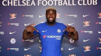 Tiemoue Bakayoko menandatangani kontrak lima musim bersama Chelsea. (Twitter)