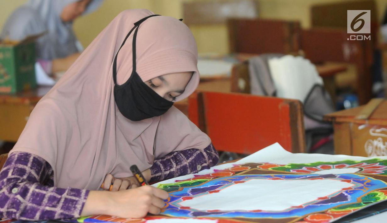 Peserta membuat kaligrafi kategori mushaf Alquran pada lomba MTQ Tingkat Kota Tangerang Selatan, Banten, Selasa (18/9). Tiga katagori yang dilombakan adalah kaligrafi mushaf Alquran, naskah, dan kontemporer. (Merdeka.com/Arie Basuki)