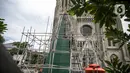 Sebuah pohon Natal sedang dalam proses penyelesaian di Gereja Katedral, Jakarta pada Rabu (16/12/2020). Gereja Katedral Jakarta membuat pohon natal dengan tinggi lebih dari 10 meter dalam rangka menyambut perayaan Natal. (Liputan6.com/Faizal Fanani)