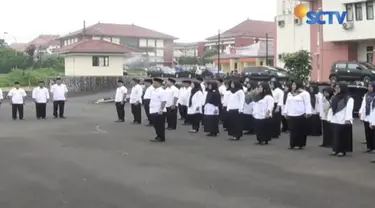 Libur Natal telah usai, sejumlah PNS di beberapa daerah lari terbirit-birit karena telat datang ke kantor.