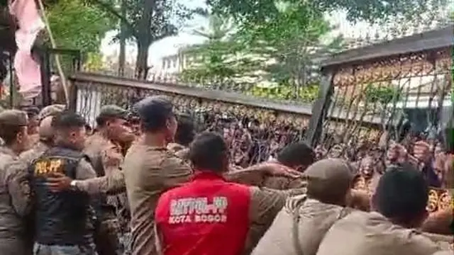 Mahasiswa berhasil menjebol pagar kompleks Gedung DPRD Kota Bogor saat aksi unjuk rasa, Kamis (28/8/2025) sore.