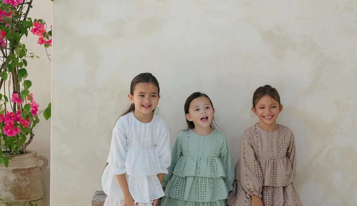 Koleksi Ramadan Butternut juga memberi opsi tiered dress dengan bahan lace yang manis. Hadir dalam warna netral dari putih sampai cokelat. [Foto: @butternut.id]