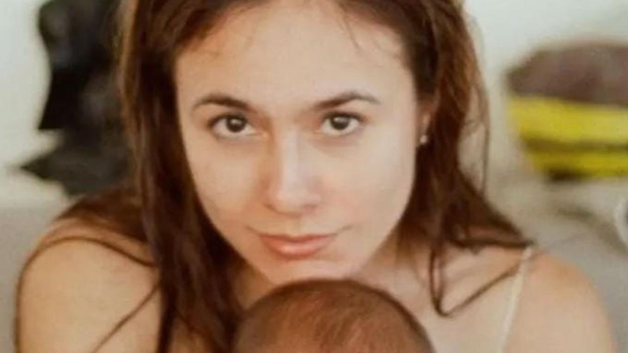 Tanpa riasan, mantan istri Adilla Dimitri Hardjanto ini  terlihat cantik natural. <br>