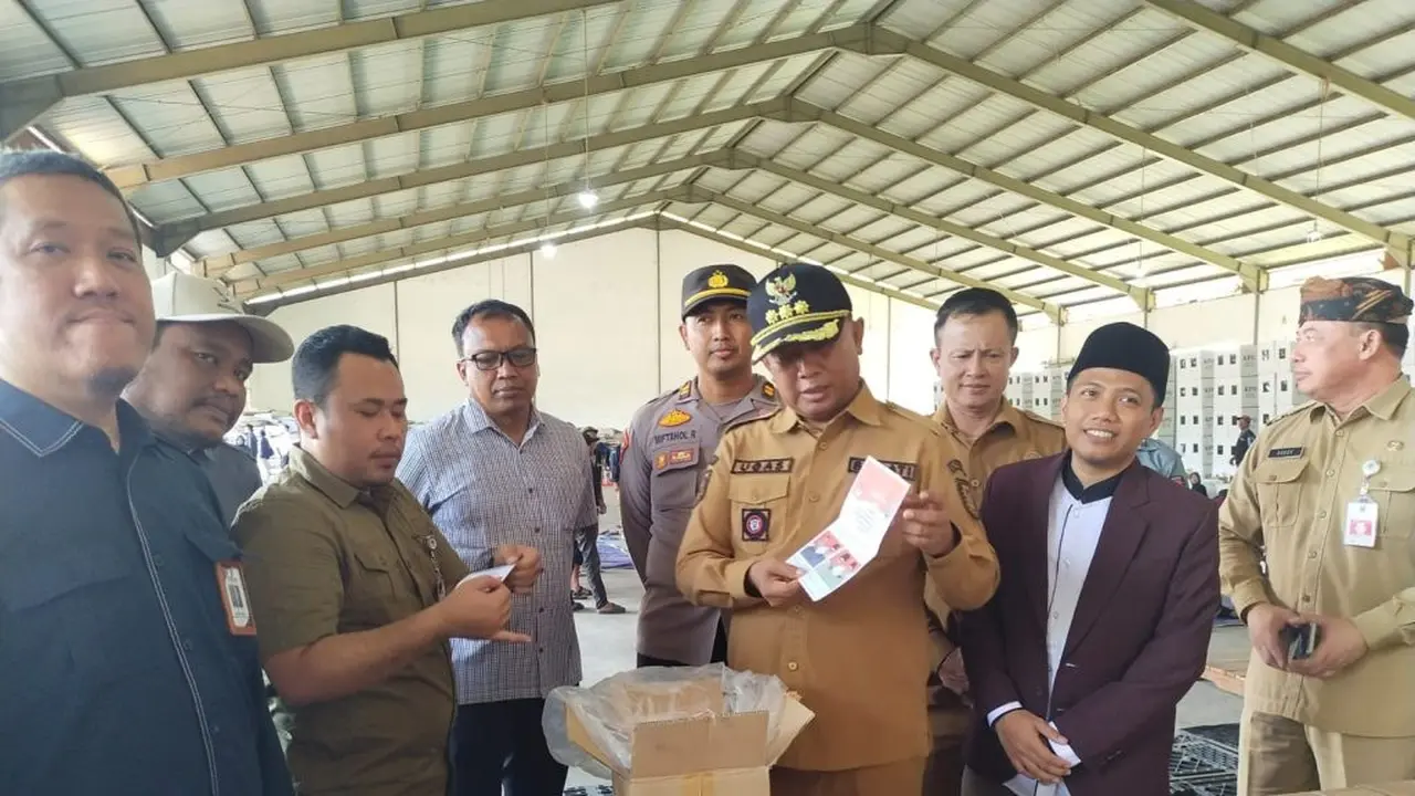 PJ Bupati Probolinggo melihat kertas suara pilgub dan pilbub Probolinggo di gudang logistik KPU Probolinggo (Istimewa)