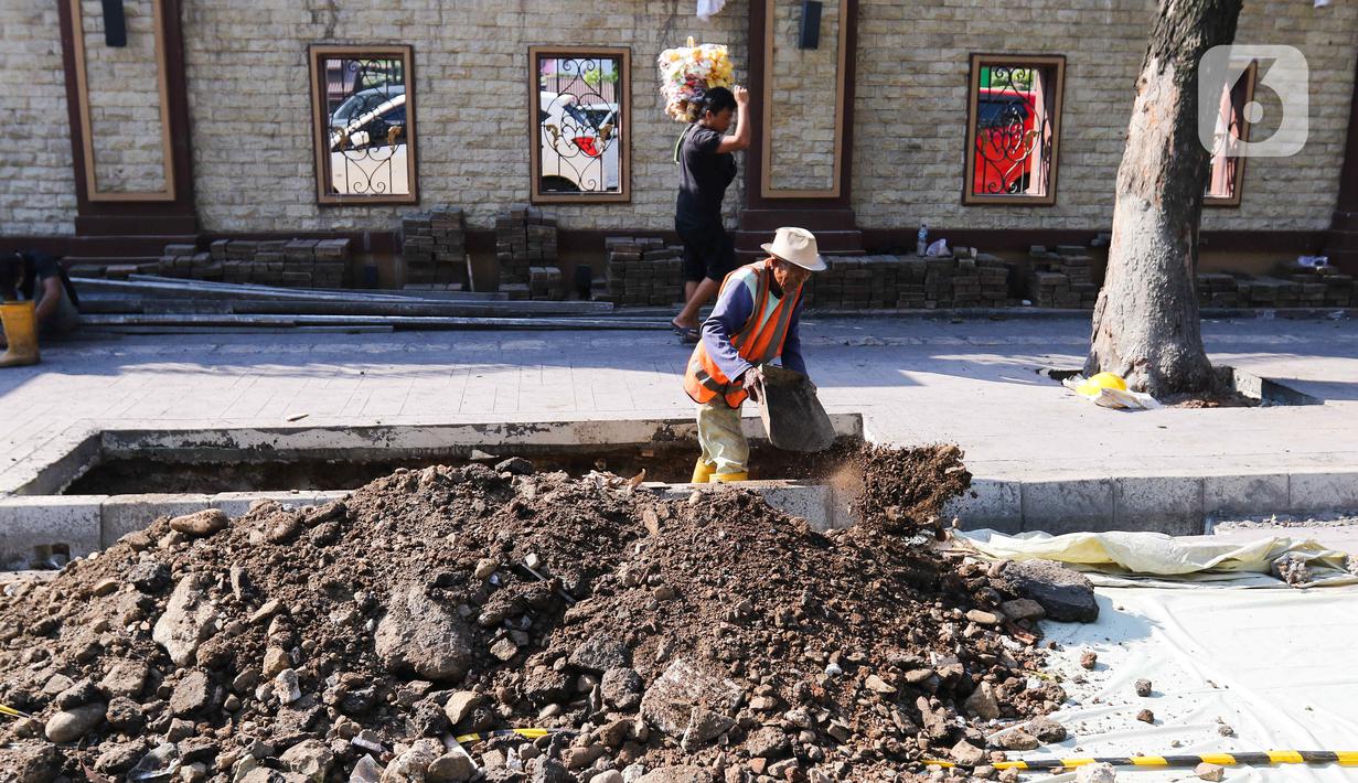 Pemprov DKI menargetkan revitalisasi rampung bulan Agustus 2023. (Liputan6.com/Herman Zakharia)