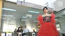 Model berpose saat memeragakan busana pada acara Jakarta Fashion & Food Festival (JFFF) 2019 dalam gerbong Light Rail Transit (LRT) Jakarta rute Stasiun Velodrome-Stasiun Boulevard Utara, Jakarta, Selasa (13/8/2019). (merdeka.com/Iqbal Nugroho)