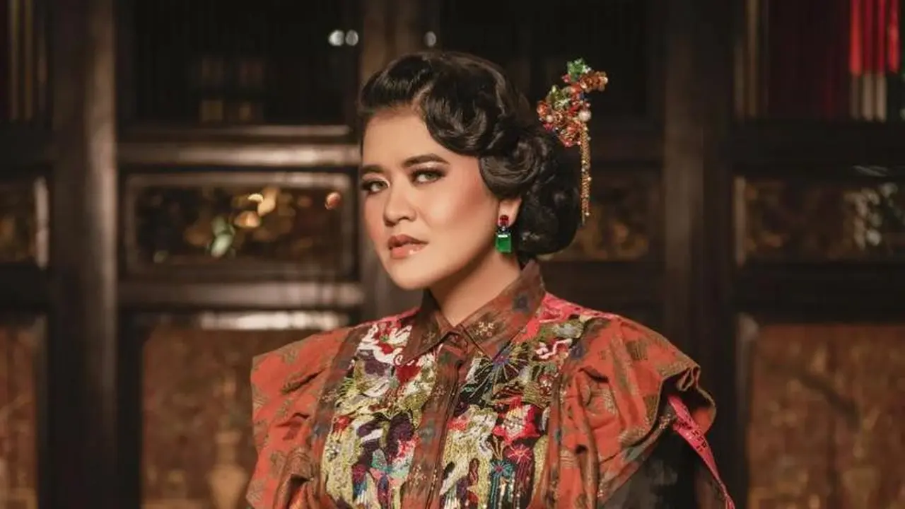 7 Tampilan Paripurna Kahiyang Ayu dengan Busana Mewah di Pemotretan Terbaru