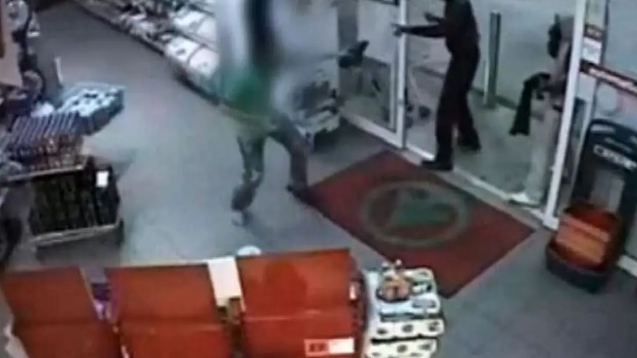 toko-cctv-130917b.jpg