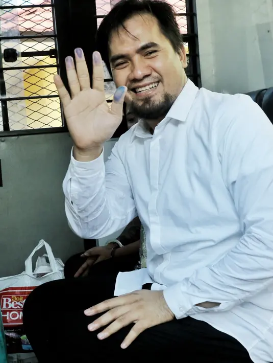 Dengan mengenakan baju putih dan celana hitam, Saipul menjalani pemeriksaan di Kejaksaan Negeri Jakarta Utara. (Adrian Putra/Bintang.com)